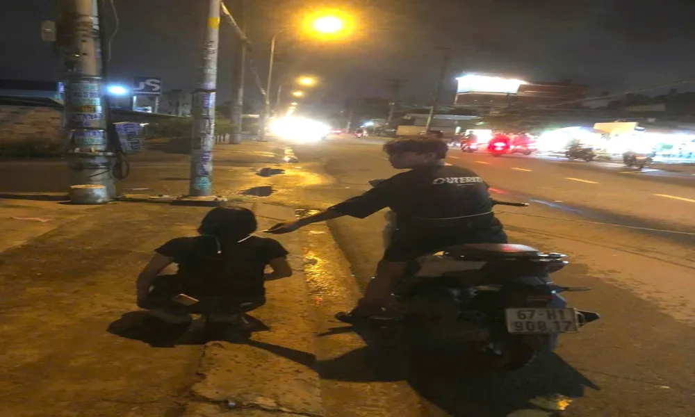 Bắt giữ thanh niên giật dây chuyền vàng của người bán dép ven đường