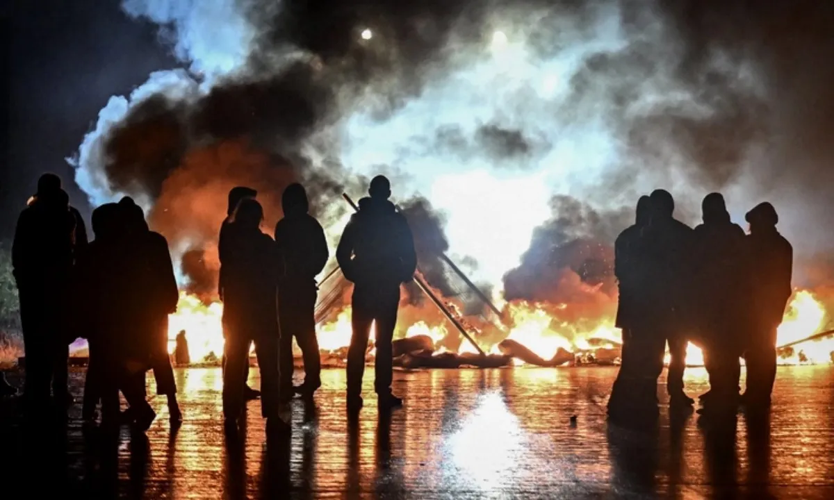 Biểu tình “chặn tất cả” làm tê liệt nước Pháp