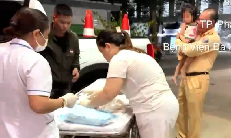 CSGT hỗ trợ đưa sản phụ chuyển dạ đến bệnh viện an toàn