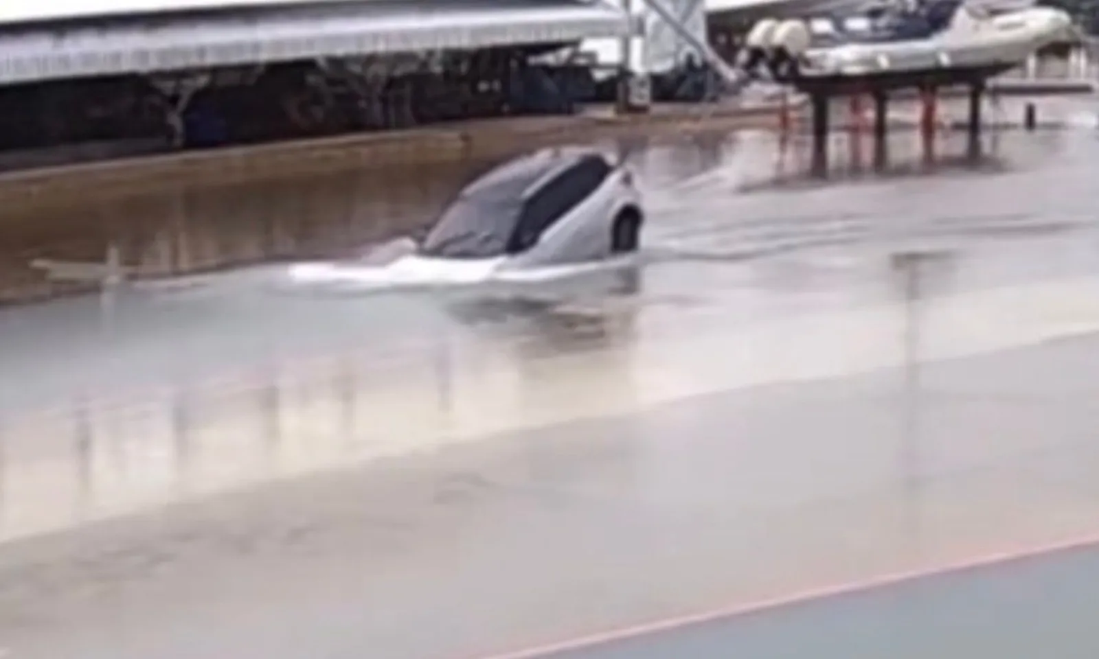 Tránh đường ngập, người nước ngoài vô tình lái xe xuống biển Thái Lan