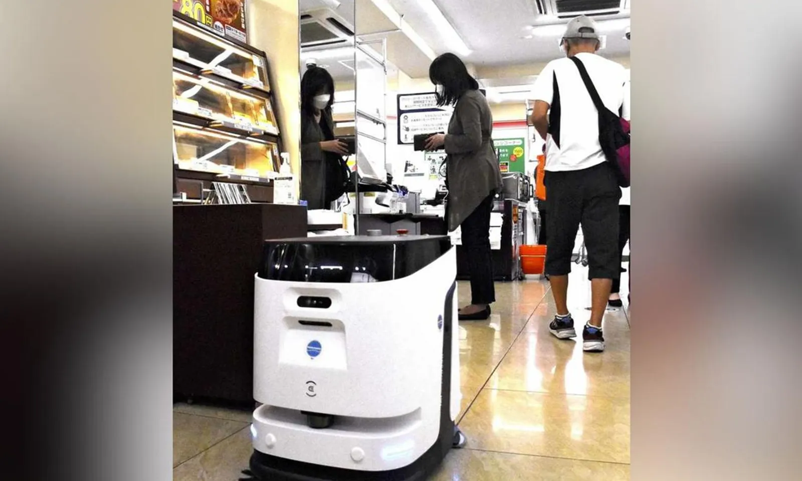 Cửa hàng 7-Eleven thử nghiệm robot sắp xếp hàng hóa, lau sàn ở Tokyo