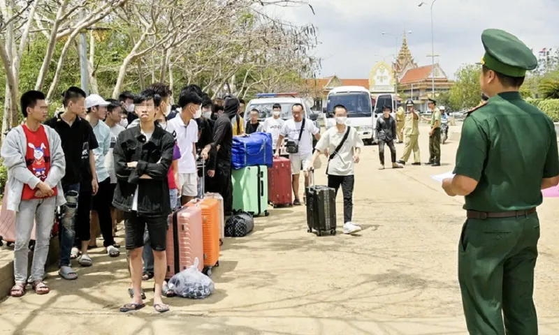 Tiếp nhận 79 công dân do Campuchia trao trả