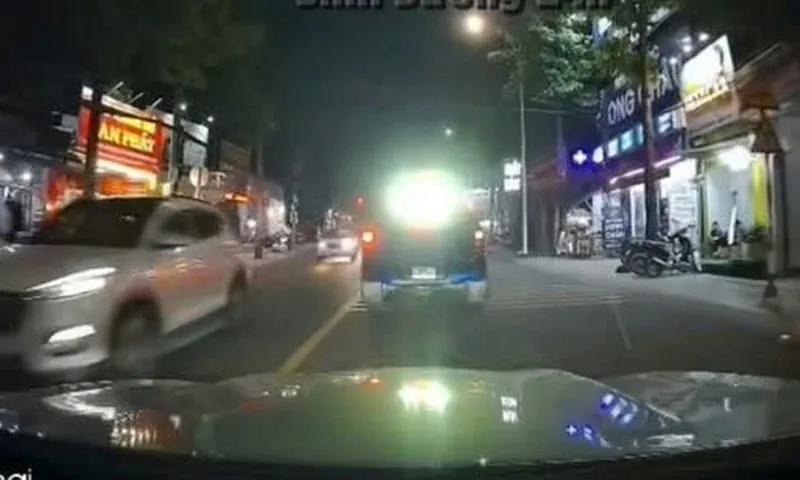 Tài xế xe bán tải ở TPHCM bị phạt 20,5 triệu đồng vì vượt đèn đỏ và nháy đèn pha sai quy định