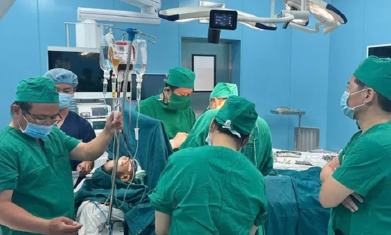 Ca phẫu thuật cho bệnh nhân tại Trung tâm y tế Quân dân y Côn Đảo