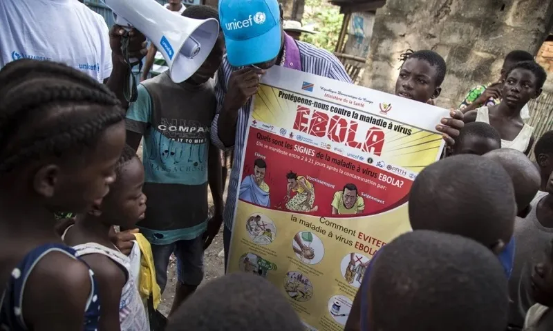 Các nhân viên xã hội đang trò chuyện với một nhóm trẻ em về Ebola tại thành phố Mbandaka, Congo. Ảnh UNICEF