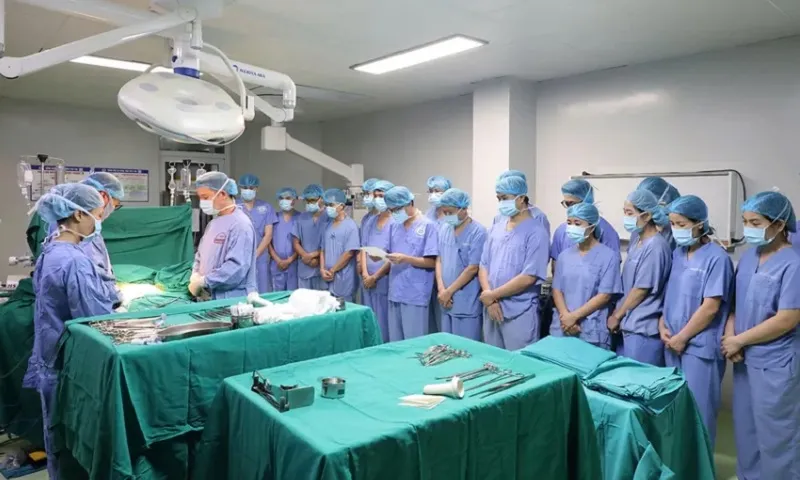 Các y bác sĩ Bệnh viện Đa khoa tỉnh Phú Thọ cúi đầu tri ân người bệnh chết não hiến tạng cứu 6 người - Ảnh BVCC
