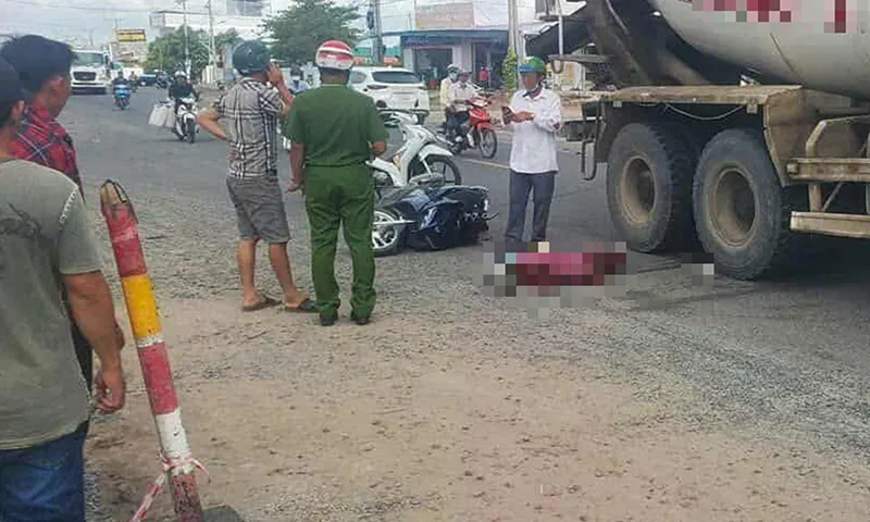 Xe máy va chạm xe trộn bê tông, một phụ nữ tử vong