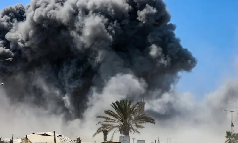 Israel tăng cường không kích vào thành phố Gaza