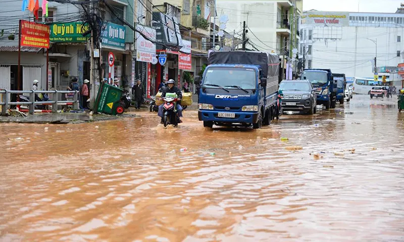 Mưa lớn kéo dài cũng khiến nhiều tuyến đường ở Lâm Đồng chìm trong nước
