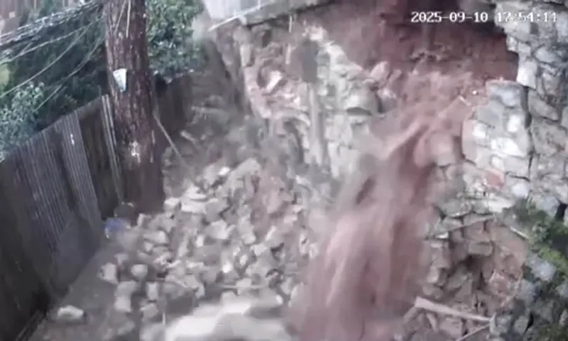 Mưa lớn làm sập bờ taluy ở đường Khởi Nghĩa Bắc Sơn - Đà Lạt