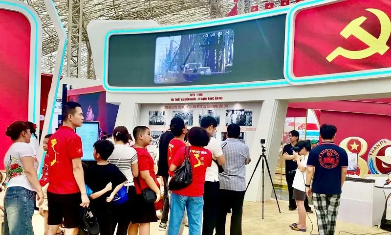 Người dân xếp hàng trải nghiệm không gian thực tế ảo