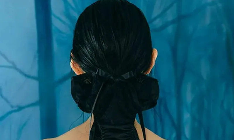 Dùng đồ lót nữ làm phụ kiện tóc đắt tiền