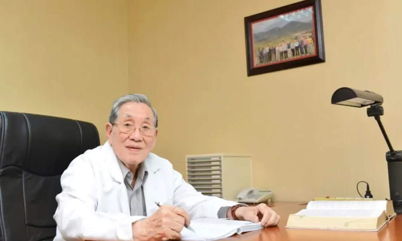 NGND-GS-TS-BS. Nguyễn Đình Hối được trao giải thưởng Thành tựu trọn đời