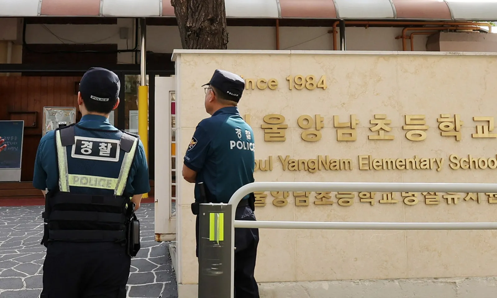 Hàn Quốc triển khai 55.000 cảnh sát gần các trường tiểu học để ngăn ngừa bắt cóc trẻ em