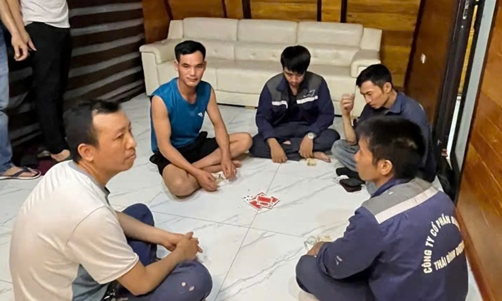 Bắt giữ 5 đối tượng thuê nhà nghỉ để đánh bạc