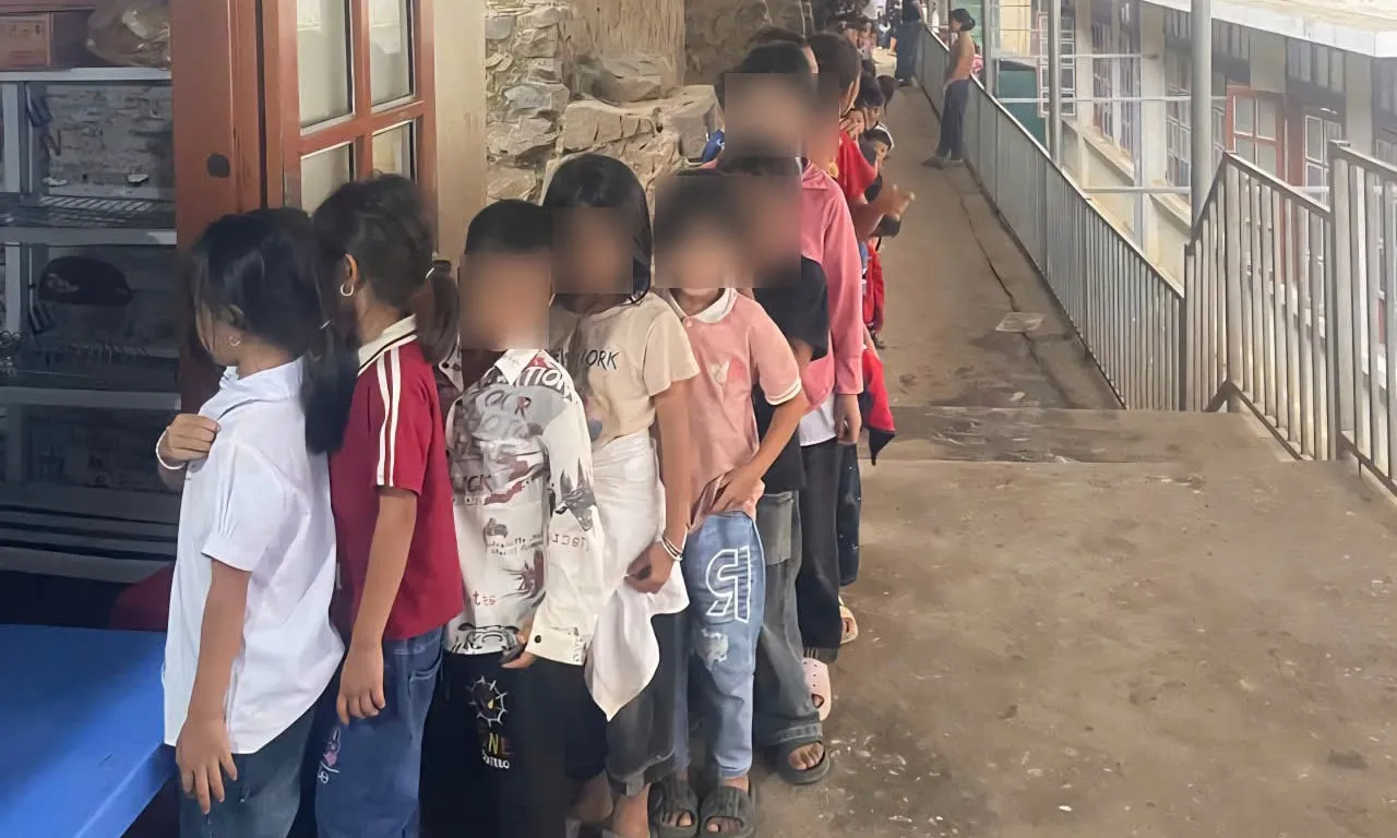 Gần 1.600 học sinh ở Sơn La bị cô lập do tuyến đường huyết mạch bị sạt lở 