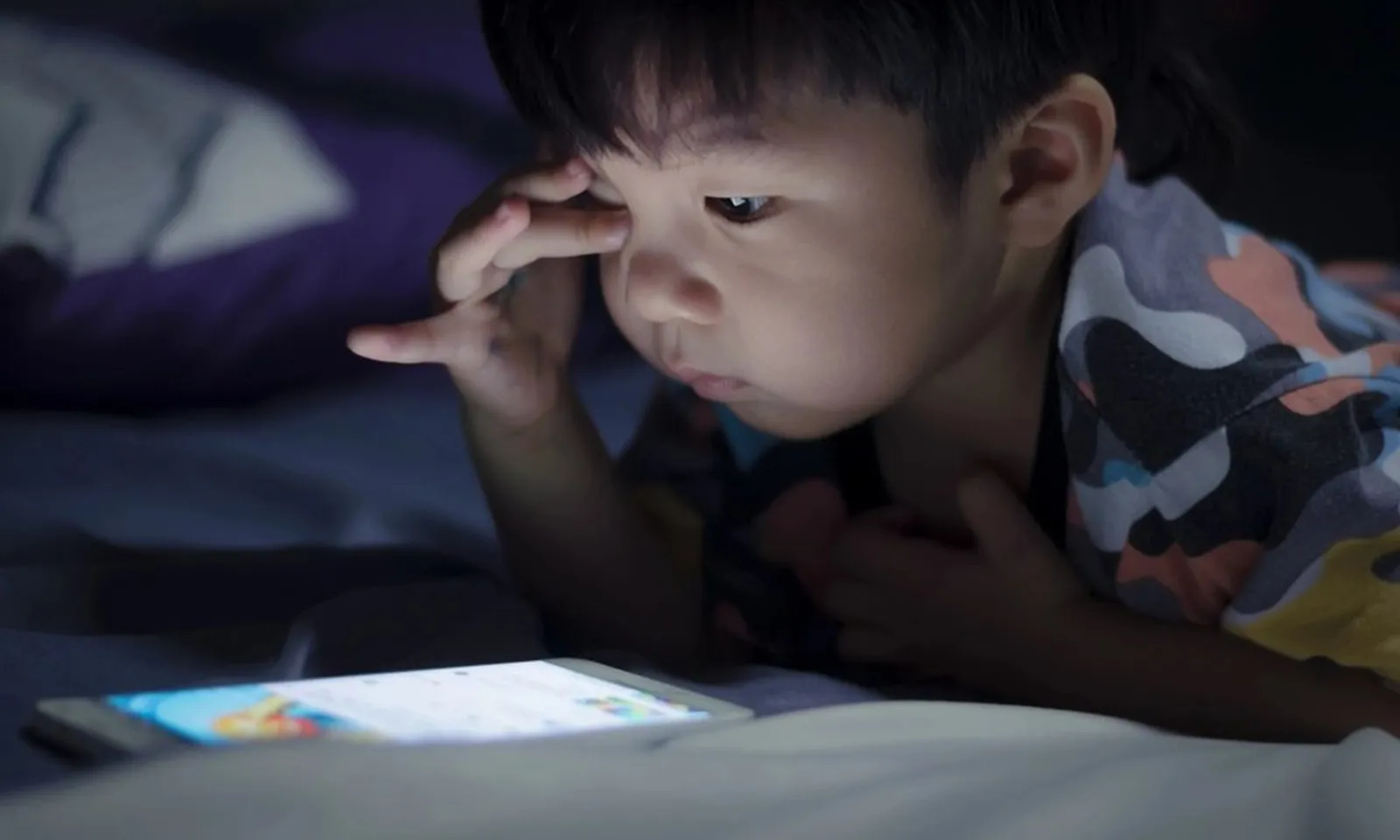 Bé trai tự cắn rời đầu lưỡi do bị rối loạn Tics