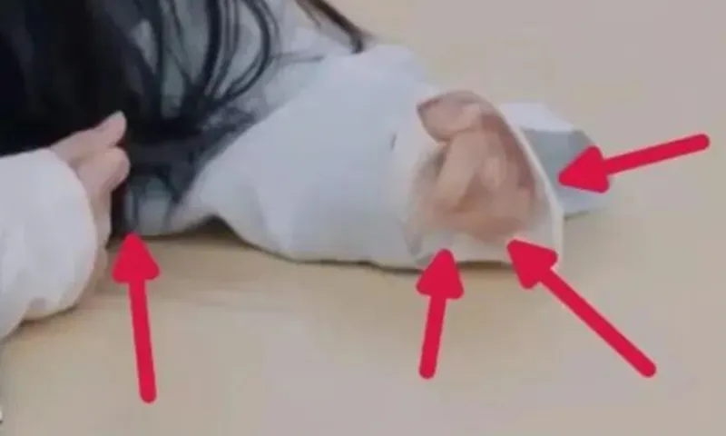 Cậu bé bị tê tay, co giật sau khi cả ngày làm bài tập hè