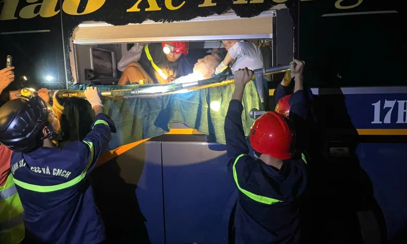 Tai nạn liên hoàn trên cao tốc La Sơn - Túy Loan: 12 người được giải cứu kịp thời