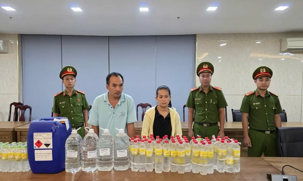 Bắt quả tang cơ sở chế biến giấm giả từ axit pha loãng