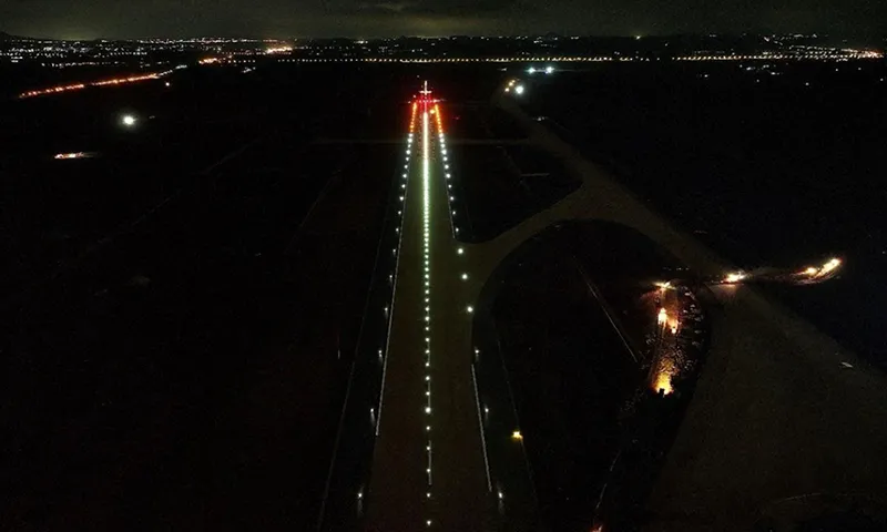 Lắp đèn lề, đèn tiếp cận đường băng số 1, sân bay Long Thành