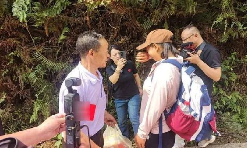 Cha con đoàn tụ sau 23 năm thất lạc