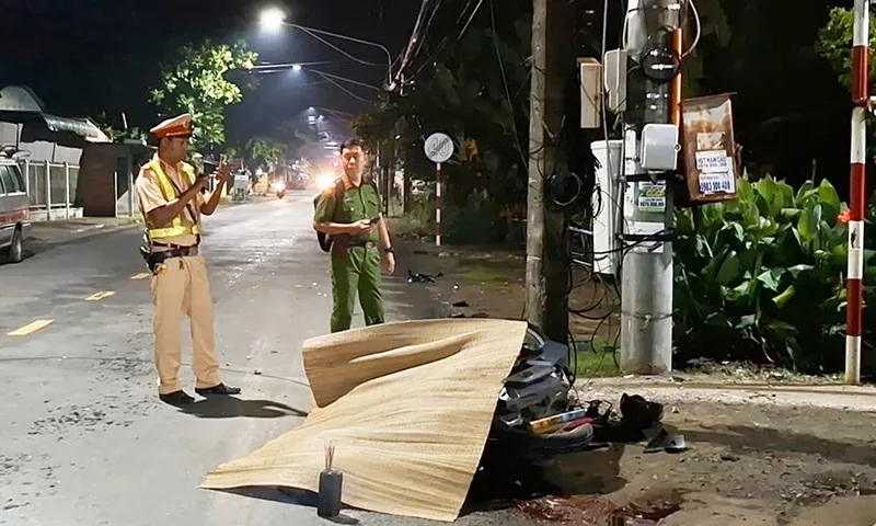 Chạy xe máy lao vào trụ điện bên đường, nam thanh niên tử vong tại chỗ