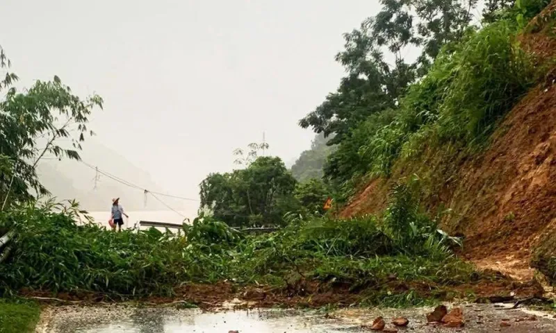 Mưa lớn gây sạt lở, ngập úng tại đường vào Làng Nủ (Lào Cai) 