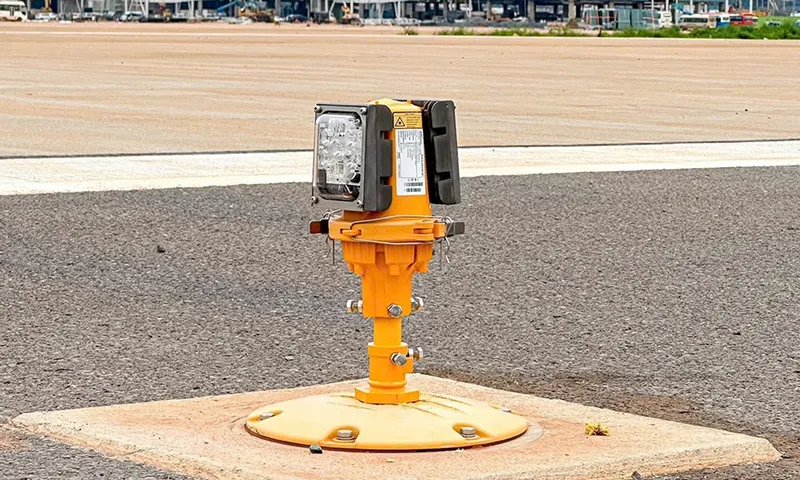 Lắp đặt đèn lề đường cất hạ cánh số 1 để phục vụ bay hiệu chuẩn vào 26 9 tới