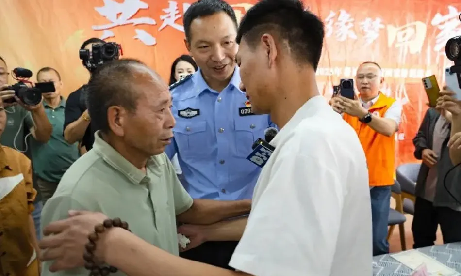 Bỏ nhà đi rồi bị bắt cóc, thanh niên sau 26 năm gặp lại cha trong nước mắt