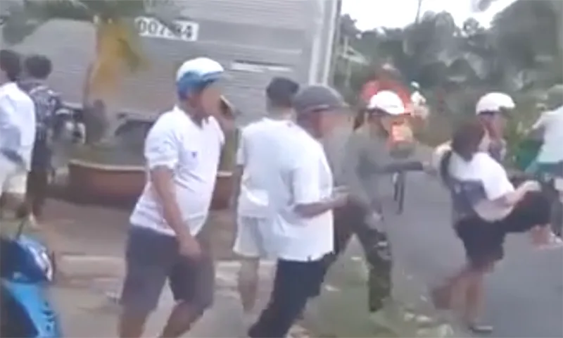Người dân hỗ trợ đưa hai học sinh đến bệnh viện cấp cứu - Ảnh người dân cung cấp