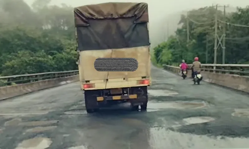 QL14 là đường có lưu lượng xe qua lại đông đúc đã bị xuống cấp sau các trận mưa lũ vừaa qua