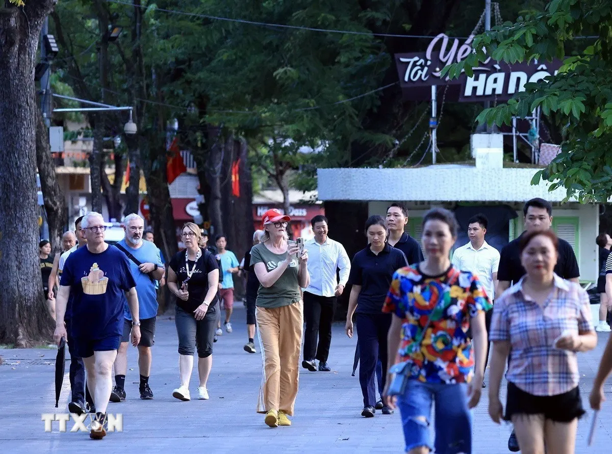 toan-quyen-australia-tan-bo-quanh-ho-guom-5