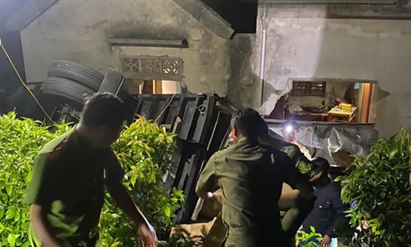 Xe tải mất lái tông vào nhà dân - Ảnh CACC