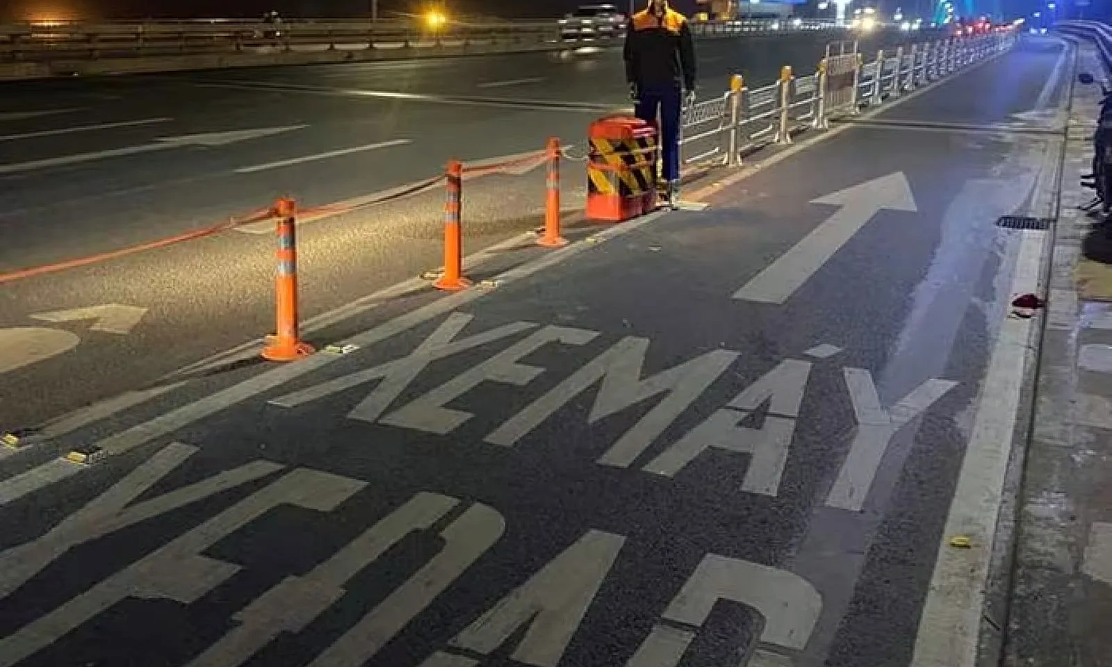 Hà Nội cấm phương tiện lưu thông qua cầu Nhật Tân ban đêm để thi công