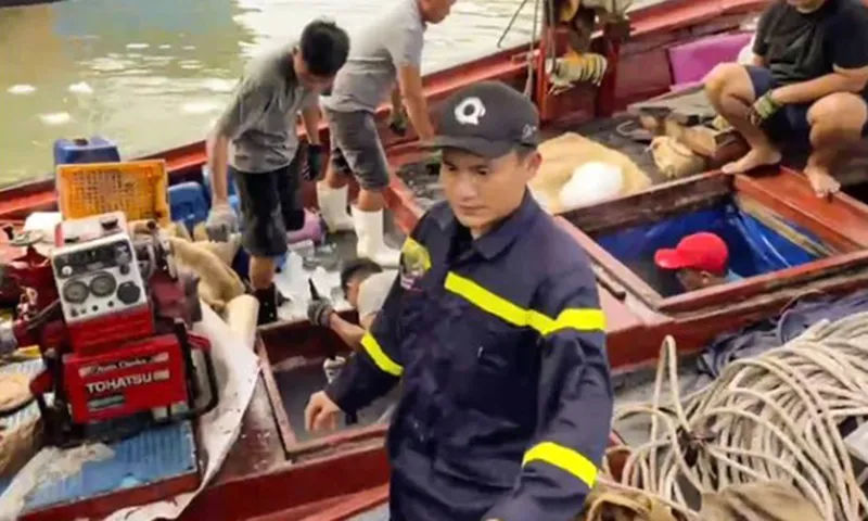 Cứu kịp thời tàu cá đang chìm trên biển ở Đắk Lắk