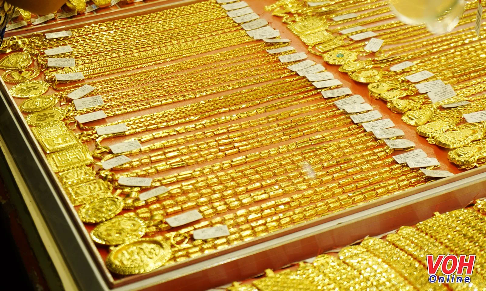 Giá vàng trong nước tiếp tục giảm mạnh, thế giới duy trì đà tăng