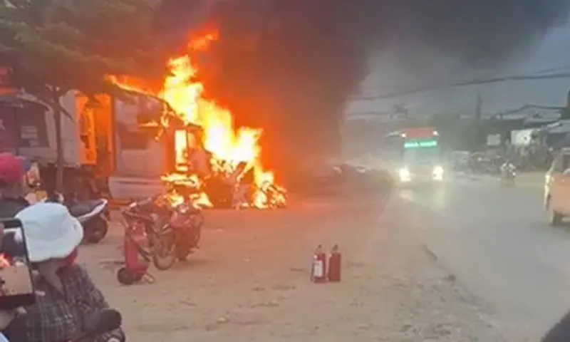 Dập tắt vụ cháy xe container ở Đắk Lắk