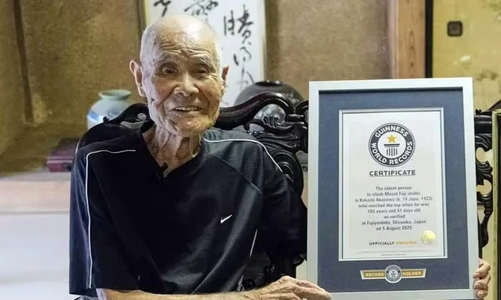 Cụ ông 102 tuổi lập kỷ lục chinh phục đỉnh Phú Sĩ