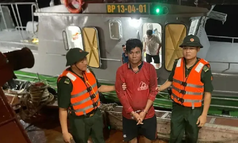 Bắt giữ đối tượng truy nã lẩn trốn trên tàu cá ở Côn Đảo 