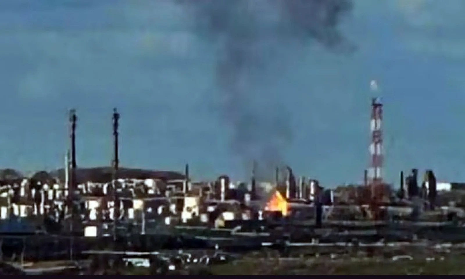 Ukraine tập kích cơ sở lọc dầu hàng đầu của Nga, bùng cháy dữ dội