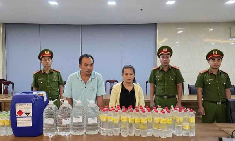 Vợ chồng Kiều Văn Thanh và Bùi Song Hậu cùng tang vật giấm giả