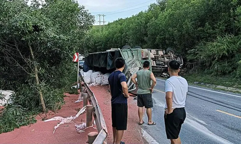 Xe container lật nghiêng tại Quốc lộ 12A khiến giao thông bị ách tắc