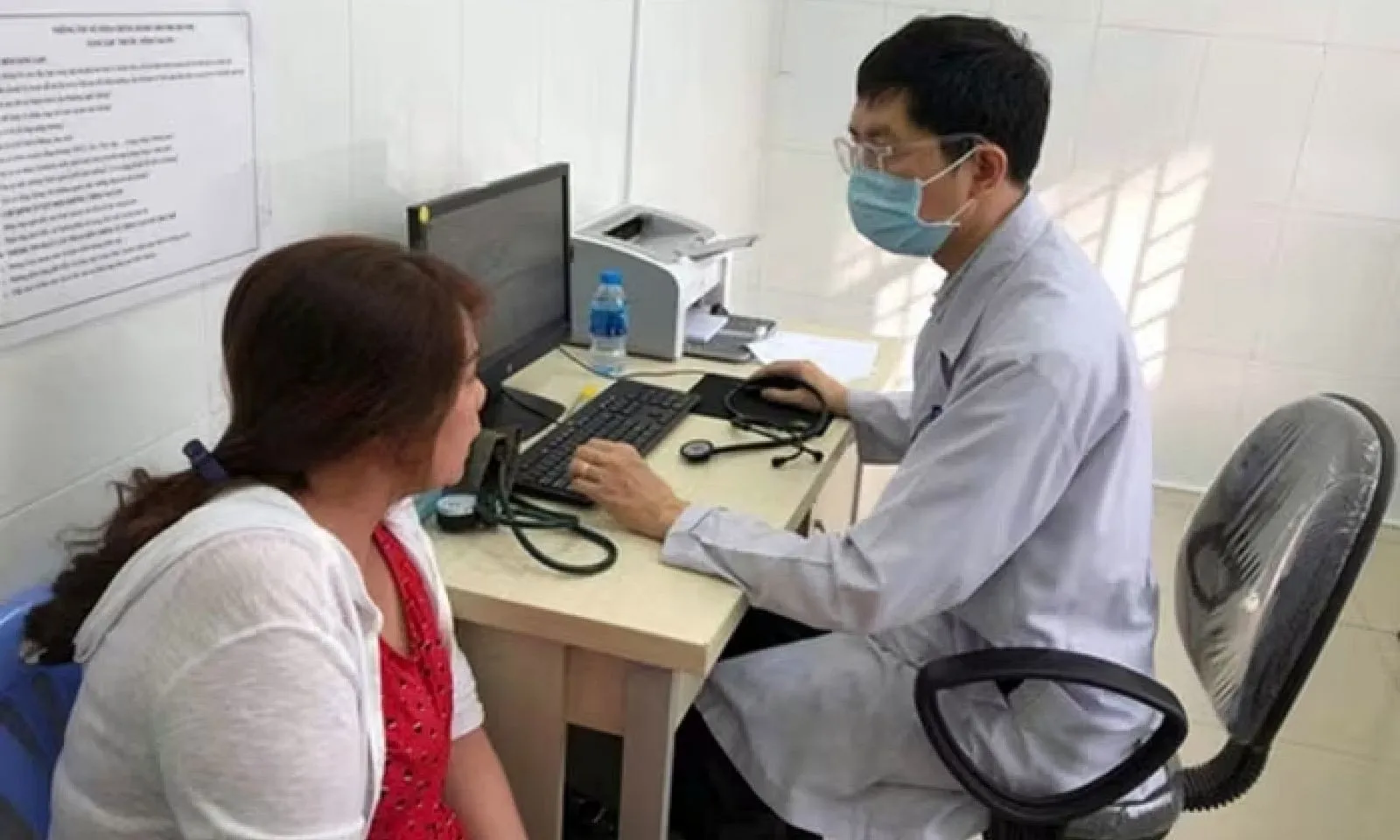 Đến năm 2027, tất cả trạm y tế cấp xã có tối thiểu 4-5 bác sĩ làm việc thường xuyên