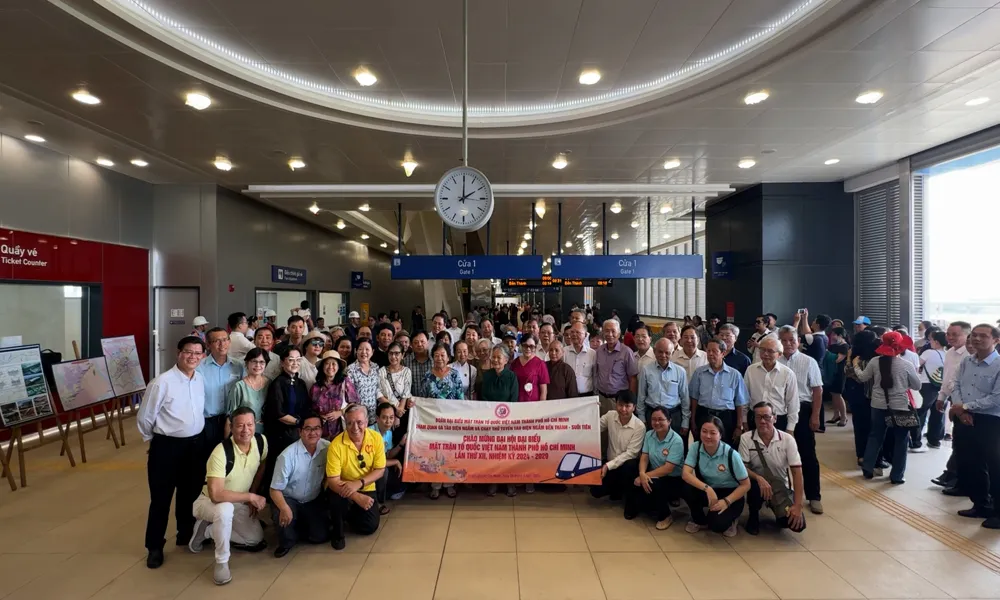 Văn nghệ sĩ hội VHNT các DTTS TPHCM trải nghiệm metro số 1