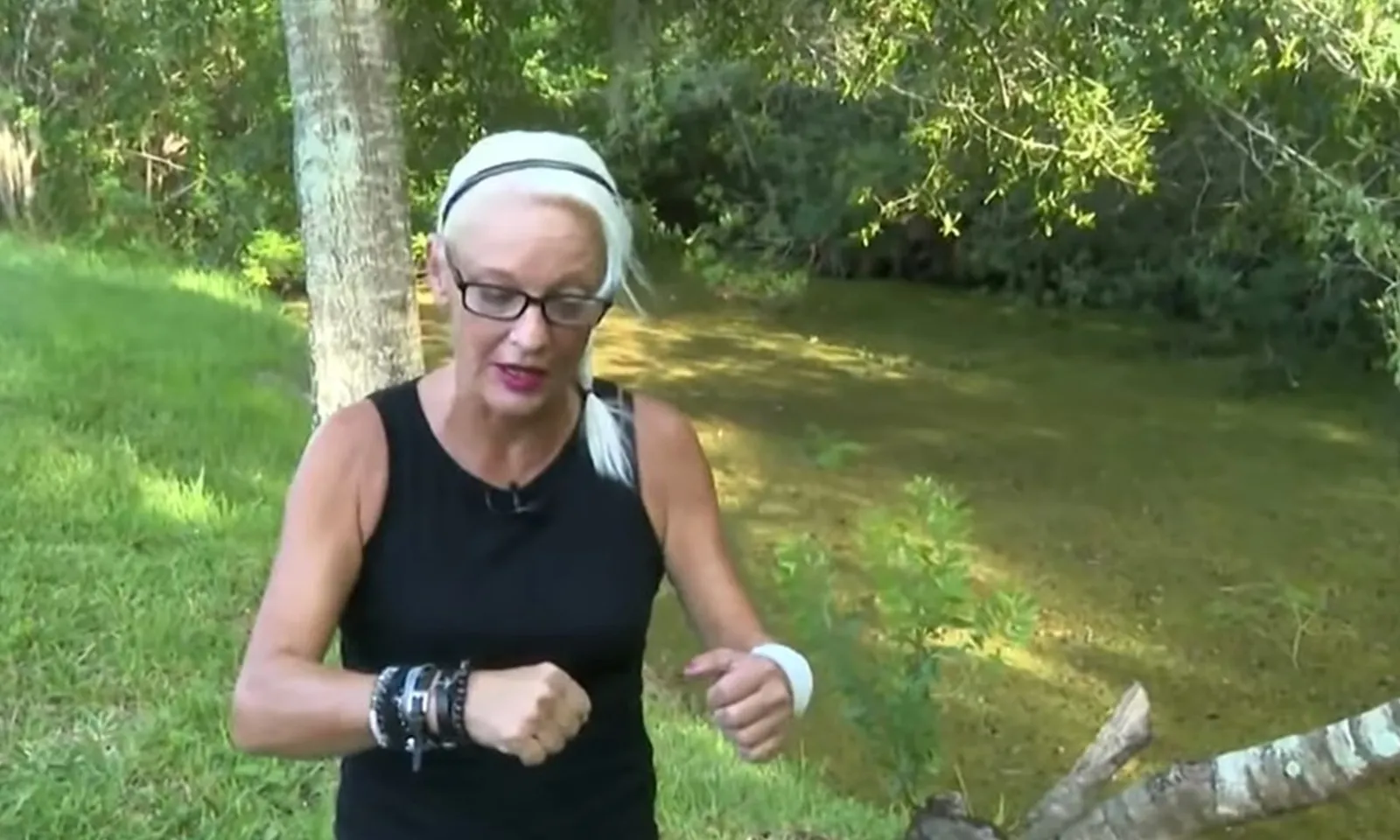 Người phụ nữ dùng tay không đấm cá sấu dài 1,5m để cứu thú cưng