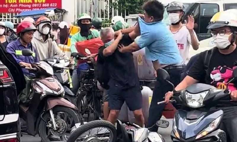 đánh người lớn tuổi