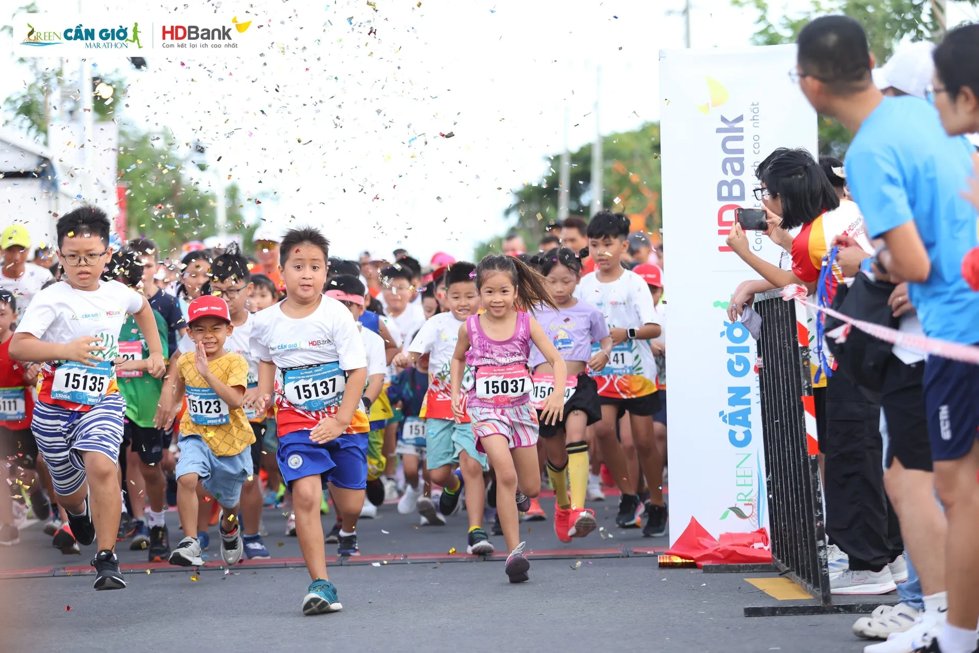 Hình 6_Các Runners “nhí” hào hứng bứt tốc ngay khi tiếng cói xuất phát cất lên 