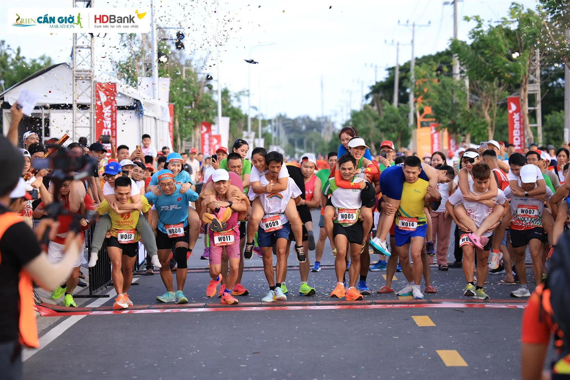 Hình 7_“Chồng cõng vợ” là “đặc sản” của giải đấu vì tính sáng tạo, thú vị góp phần gắn kết tình cảm lứa đôi