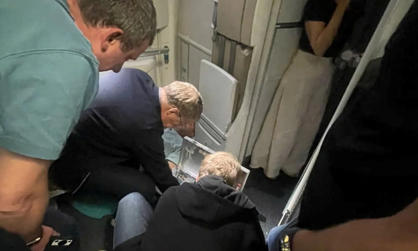 Bộ trưởng Bộ y tế Nga hỗ trợ cấp cứu hành khách trên chuyến bay từ Moscow về Hà Nội